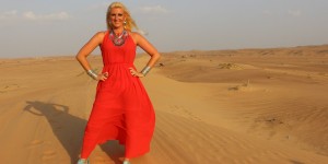 Beitragsbild des Blogbeitrags Lady in Red in the Desert 