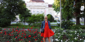 Beitragsbild des Blogbeitrags Lady in Red in a Field of Roses