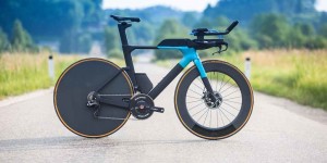 Beitragsbild des Blogbeitrags Airstreeem launcht TT PLUS DISC Triathlon Zeitfahrrad 