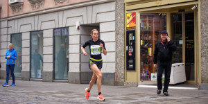 Beitragsbild des Blogbeitrags Illes läuft neue Halbmarathon-Bestzeit und gewinnt Staatsmeister-Titel