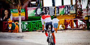 Beitragsbild des Blogbeitrags Weiss qualifiziert sich für IRONMAN World Championship Nizza 2023