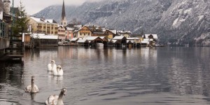 Beitragsbild des Blogbeitrags Märchenhaft: Im Winter mit dem Zug nach Hallstatt