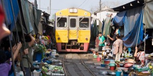 Beitragsbild des Blogbeitrags Mae Klong: Mit dem Zug durch den Markt
