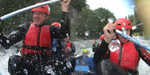 Beitragsbild des Blogbeitrags Das erste Mal Rafting: Cooles Erlebnis mit Tipps für Anfänger (Video) 