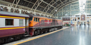 Beitragsbild des Blogbeitrags Thailand per Zug: Alle wichtigen Reisetipps, Tickets & Fahrpläne 
