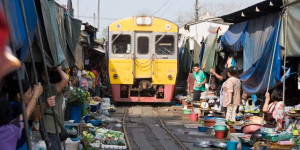 Beitragsbild des Blogbeitrags Mae Klong: Mit dem Zug durch den Markt