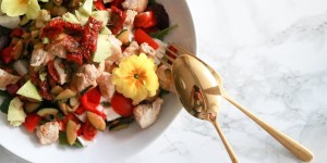 Beitragsbild des Blogbeitrags Frühlingssalat mit Zucchini & Putenbrust 