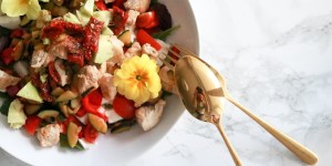 Beitragsbild des Blogbeitrags Frühlingssalat mit Zucchini & Putenbrust 