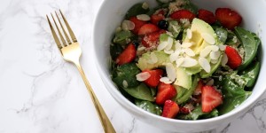 Beitragsbild des Blogbeitrags Spinatsalat mit Beeren, Quinoa & Mandeln