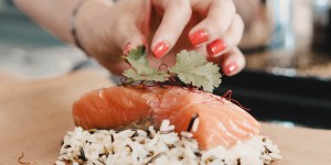 Beitragsbild des Blogbeitrags Lachs mit Kokos-Wildreis im Backpapier