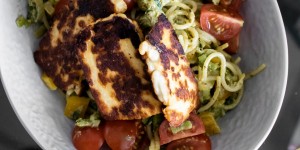 Beitragsbild des Blogbeitrags Grüne Zucchini Pasta mit Halloumi 