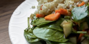 Beitragsbild des Blogbeitrags Lauwarmer Quinoa Salat mit Feta 