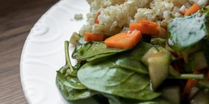 Beitragsbild des Blogbeitrags Lauwarmer Quinoa Salat mit Feta