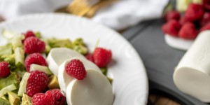 Beitragsbild des Blogbeitrags Rucola Salat mit Himbeeren, Schafskäse und Avocado