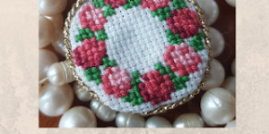 Beitragsbild des Blogbeitrags Cross Stitch Brooch
