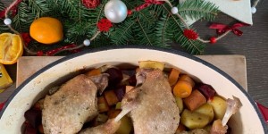 Beitragsbild des Blogbeitrags REZEPT | Weihnachtliche Entenkeulen aus dem Bräter 