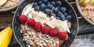 Beitragsbild des Blogbeitrags REZEPT | Beeriges Porridge mit Haferflocken