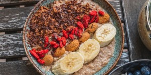 Beitragsbild des Blogbeitrags REZEPT | Gesundes Schoko-Porridge mit Bananen