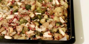 Beitragsbild des Blogbeitrags Ofengemüse mit Kohlsprossen, Apfel und Speck