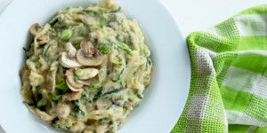 Beitragsbild des Blogbeitrags Zoodles à la Carbonara – Zucchini Nudeln mit veganer Soße 