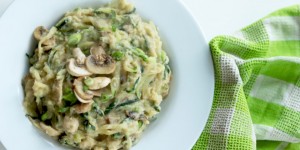 Beitragsbild des Blogbeitrags Zoodles à la Carbonara – Zucchini Nudeln mit veganer Soße