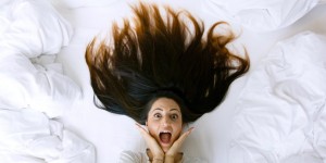 Beitragsbild des Blogbeitrags 10 Probleme, die nur Frauen mit langen Haaren haben