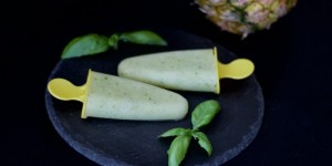 Beitragsbild des Blogbeitrags Veganes Ananas Eis ohne Eismaschine