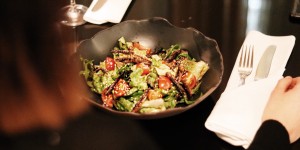 Beitragsbild des Blogbeitrags Heuschrecken essen im Èmile Restaurant des Hilton Vienna Plaza