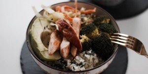 Beitragsbild des Blogbeitrags Chicorée Curry Bowl mit Hühnerbrust