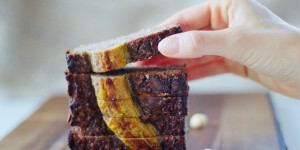 Beitragsbild des Blogbeitrags Veganes Bananenbrot mit Schokoladenfüllung