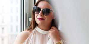 Beitragsbild des Blogbeitrags [Plus Size Outfit]: Romantic meets Diva – Weiße Bluse mit Schleife 