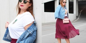 Beitragsbild des Blogbeitrags Plus Size Outfit // Bordeauxroter Plisseerock – So kombiniert ihr die Trendfarbe!