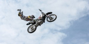 Beitragsbild des Blogbeitrags Kinderlieder dekonstruiert – heute: meine Oma fährt im Hühnerstall Motorrad