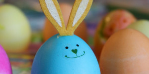 Beitragsbild des Blogbeitrags „Wer hoppelt da durchs grüne Gras?“ – Ostern 2022