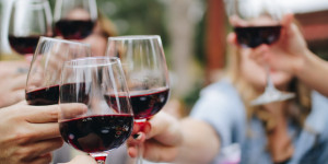 Beitragsbild des Blogbeitrags Wein aus dem Geburtsjahr – der Versuch einer Tradition