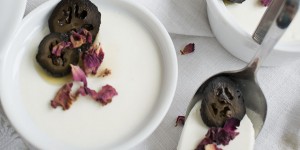 Beitragsbild des Blogbeitrags Weihnachtsdessert mit einer Rarität – Panna Cotta & Schwarze Nuss
