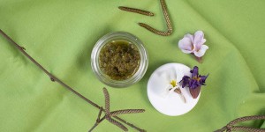 Beitragsbild des Blogbeitrags Birkenpeeling mit Mandelöl – Naturkosmetik im Frühling