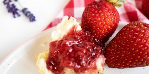 Beitragsbild des Blogbeitrags Erdbeermarmelade mit Lavendel & Vanille – ohne Zucker