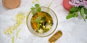 Beitragsbild des Blogbeitrags Beruhigender Sauerhonig mit Lindenblüte und Melisse