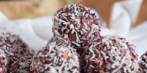 Beitragsbild des Blogbeitrags Weihnachtliche Melissen-Schokokugeln mit Rosen-Kokosflocken