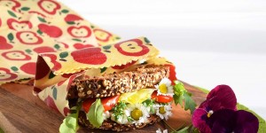 Beitragsbild des Blogbeitrags Das Fräulein Grün Bienenwachstuch mit dem kleinen Extra