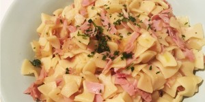 Beitragsbild des Blogbeitrags Schinkenfleckerl – das 10 Minuten-Essen