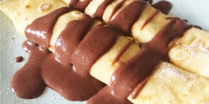 Beitragsbild des Blogbeitrags Nußpalatschinken mit Schokosauce