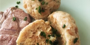 Beitragsbild des Blogbeitrags Semmelknödel: flauschige Beilage zum Braten 