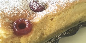 Beitragsbild des Blogbeitrags Der flauschigste und schnellste Kirschkuchen 