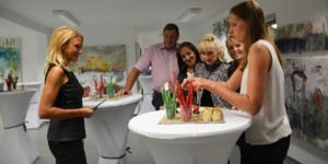 Beitragsbild des Blogbeitrags Fingerfood: Vernissage & Kabarett mit Angelika Niedetzky 