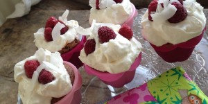 Beitragsbild des Blogbeitrags Himbeer Schoko Cupcakes 