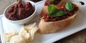 Beitragsbild des Blogbeitrags Pesto Rosso mit Grana Padano