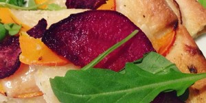 Beitragsbild des Blogbeitrags Flammkuchen mit Kürbis und roten Rüben 