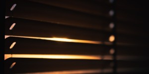 Beitragsbild des Blogbeitrags Mit farbenfrohen Rollos den Wohnraum verschönern